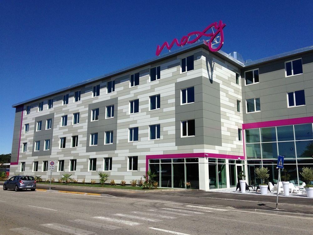 Hotel Moxy Milan Malpensa Airport Case Nuove  Exteriér fotografie